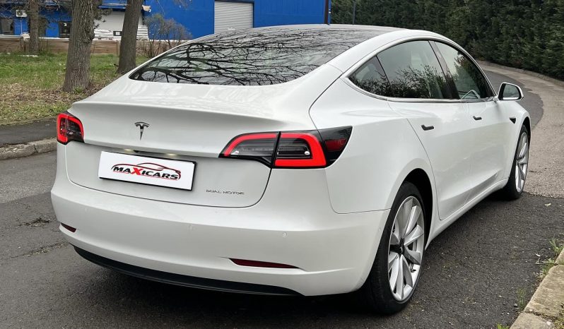 
								Tesla Model 3 full									