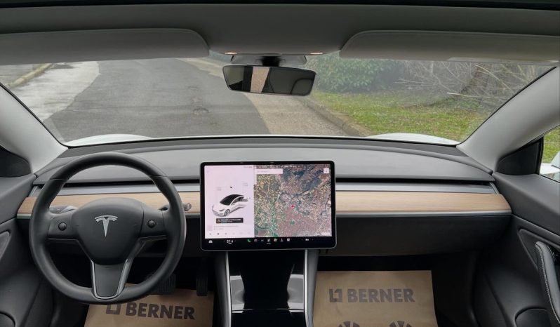 
								Tesla Model 3 full									