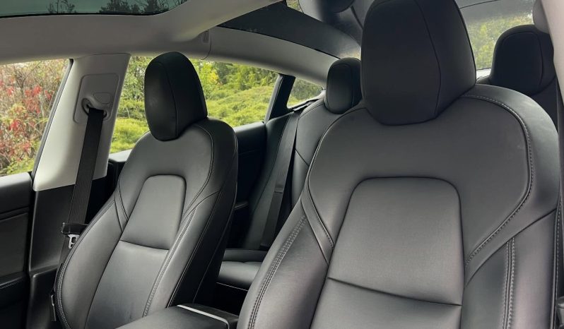 
								Tesla Model 3 full									